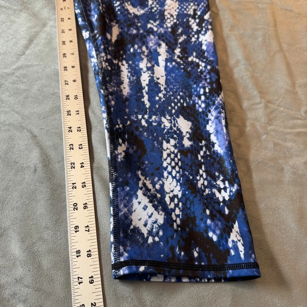 Alo Women Leggings Medium Blue Snakeskin Print Cropped Yoga Pants Athleisure - Picture 7 of 7
